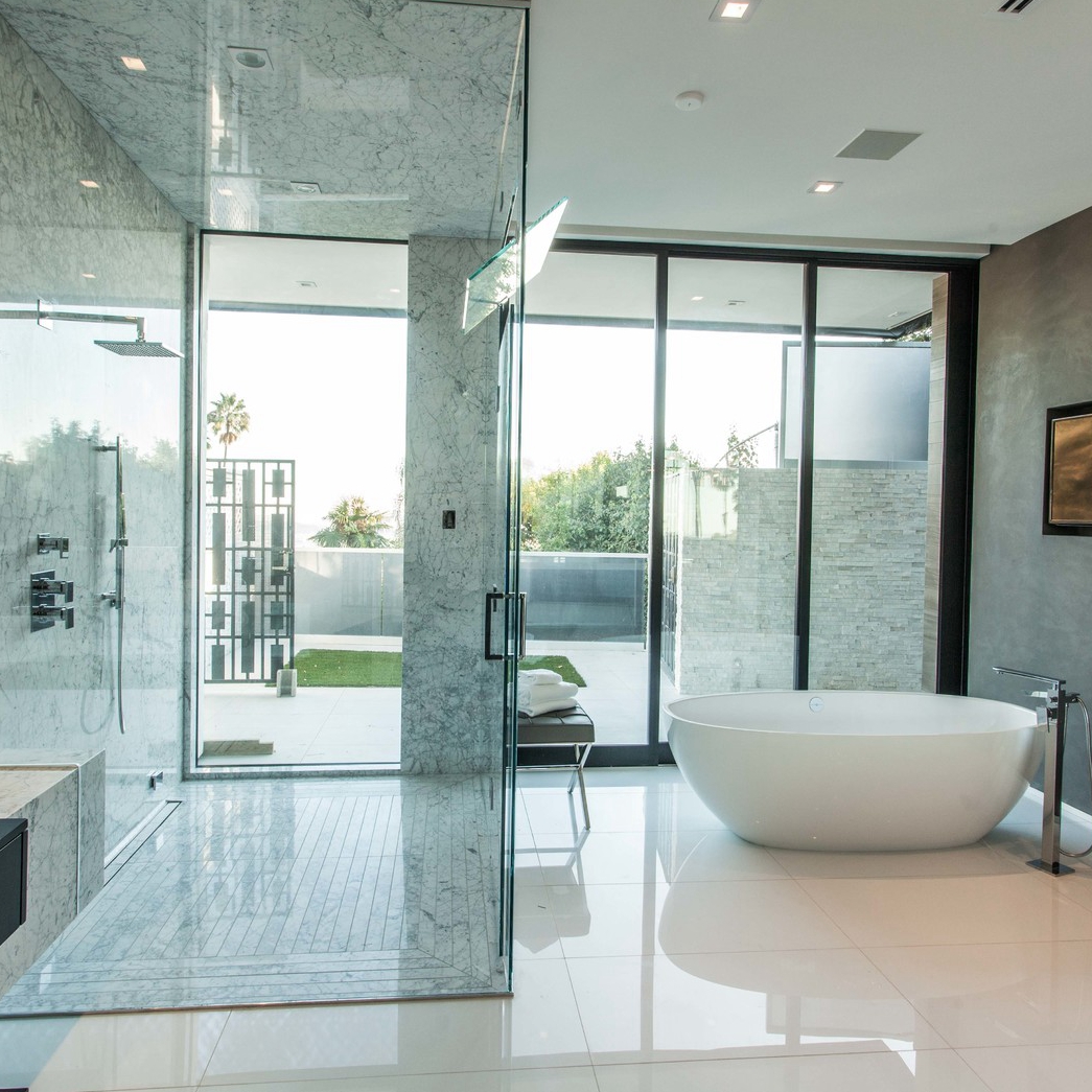 Floor-to-ceiling Windows is relaxed and happy BUFF